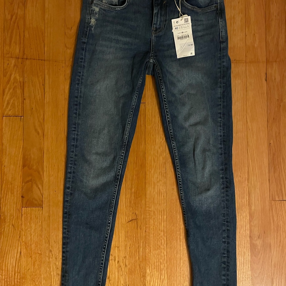 Size 40 (US 8) Zara jeans with frayed hem